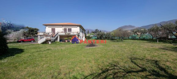 Casa de 6 habitaciónes en Pescia, Italy No. 65938 11