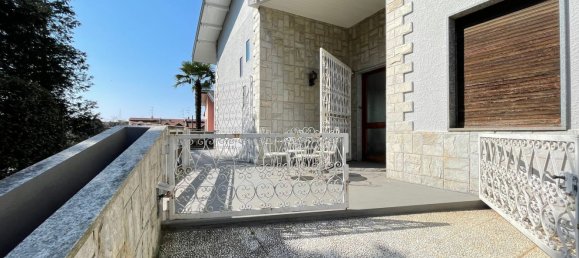 Villa de 6 habitaciónes en Cairate, Italy No. 16309 17