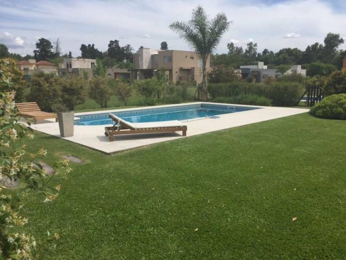 Casa de 3 dormitorios en Pilar, Argentina No. 66343