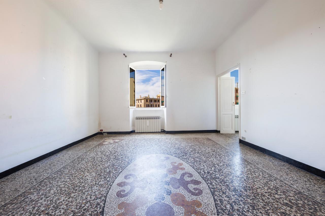 7 rooms Apartment in Genoa, Italy No. 35305
