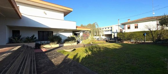 5 rooms Villa in Fiesso d'Artico, Italy No. 2499 4