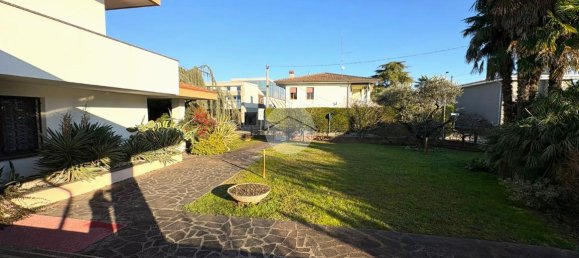 5 rooms Villa in Fiesso d'Artico, Italy No. 2499 3
