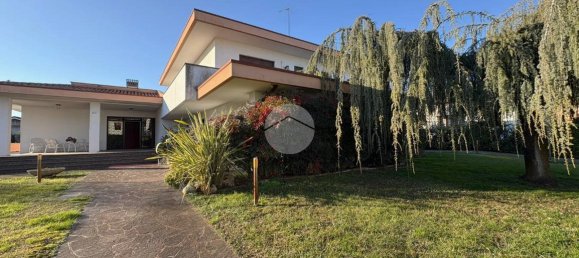 5 rooms Villa in Fiesso d'Artico, Italy No. 2499 5