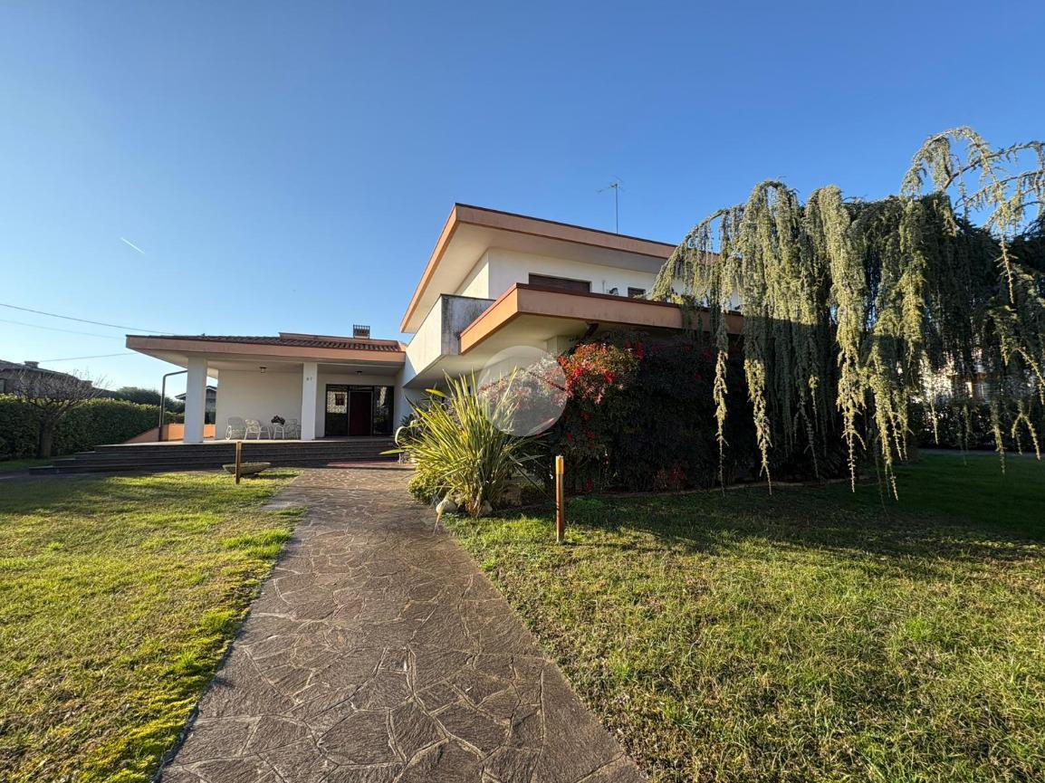 5 rooms Villa in Fiesso d'Artico, Italy No. 2499