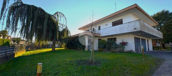 5 rooms Villa in Fiesso d'Artico, Italy No. 2499 11