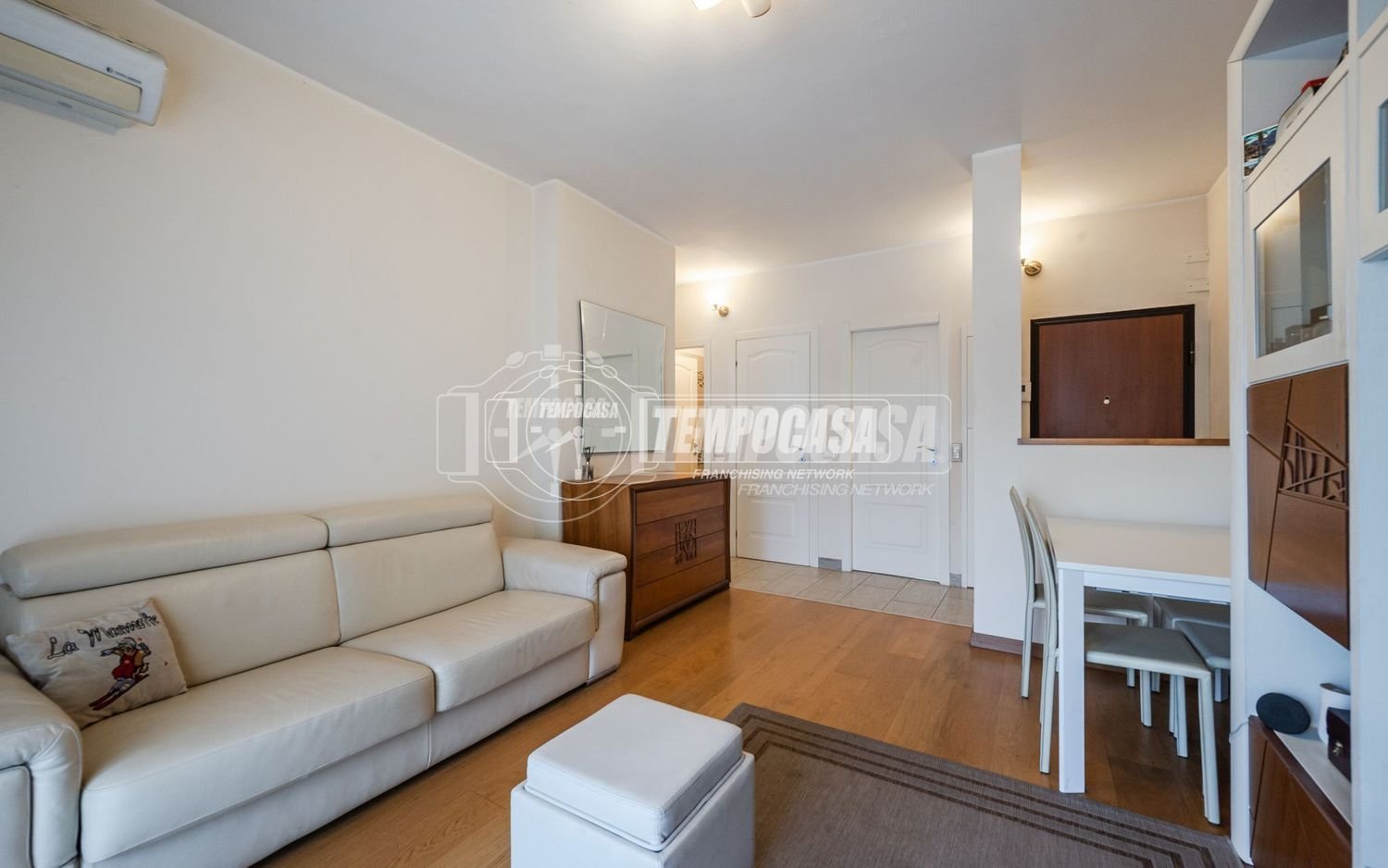 3 rooms Apartment in Milan, Italy No. 260652