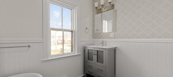 6 bedrooms House in Lunenburg, Canada No. 466 12