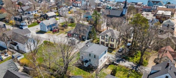 6 bedrooms House in Lunenburg, Canada No. 466 3