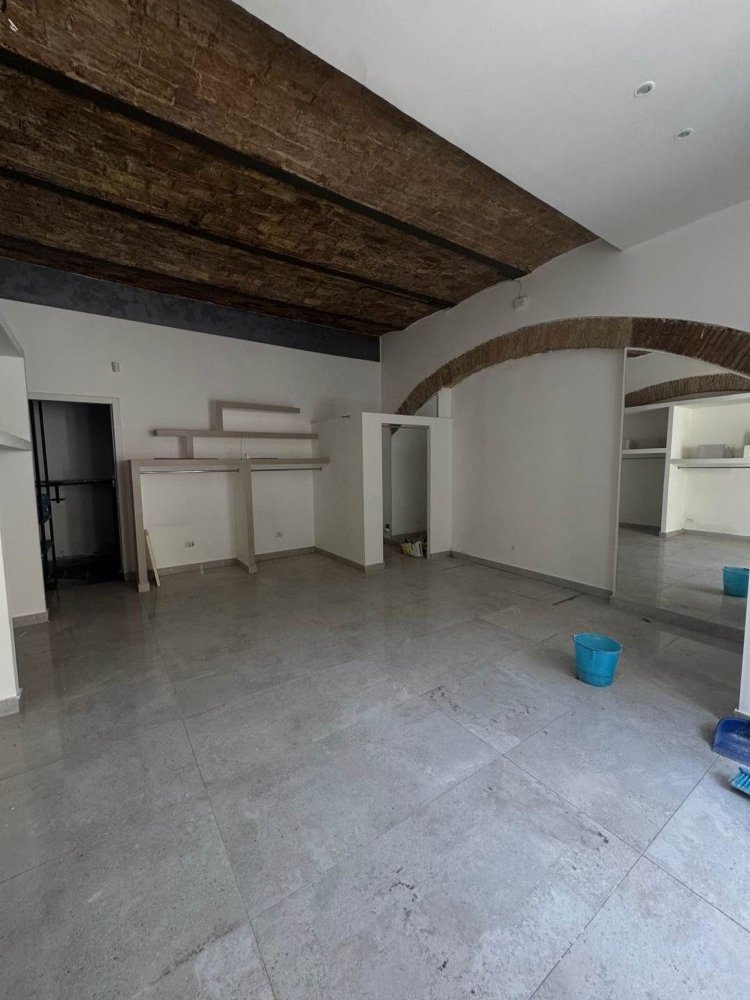 57m² Commercial property in Crotone, Italy No. 334364