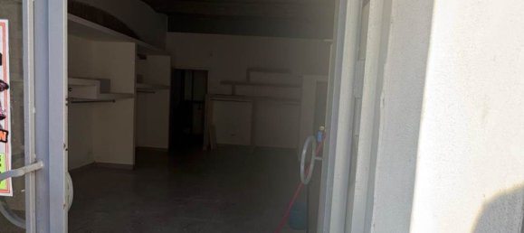 57m² Commercial property in Crotone, Italy No. 334364 3