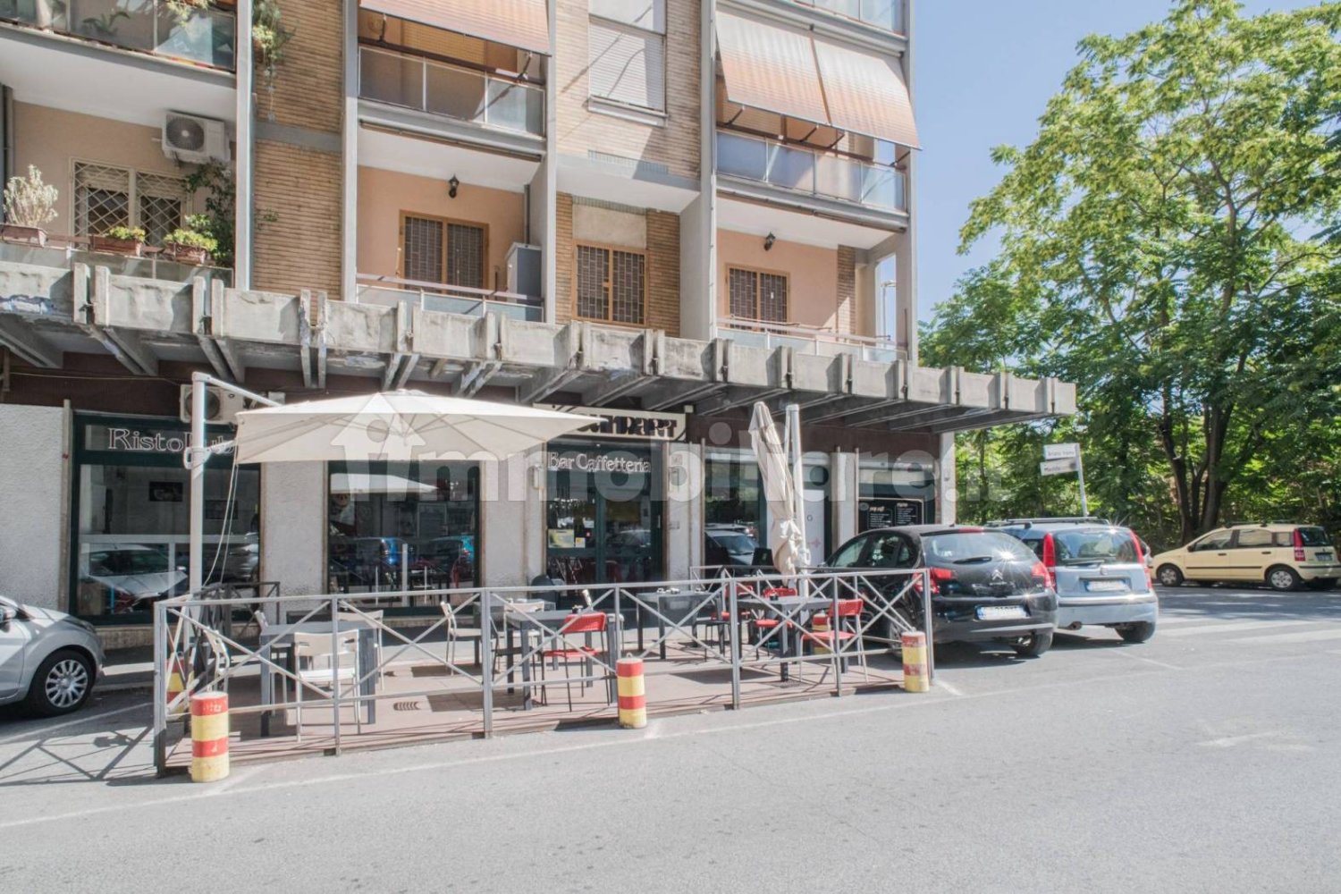 2 rooms Commercial property in Rome, Italy No. 334328