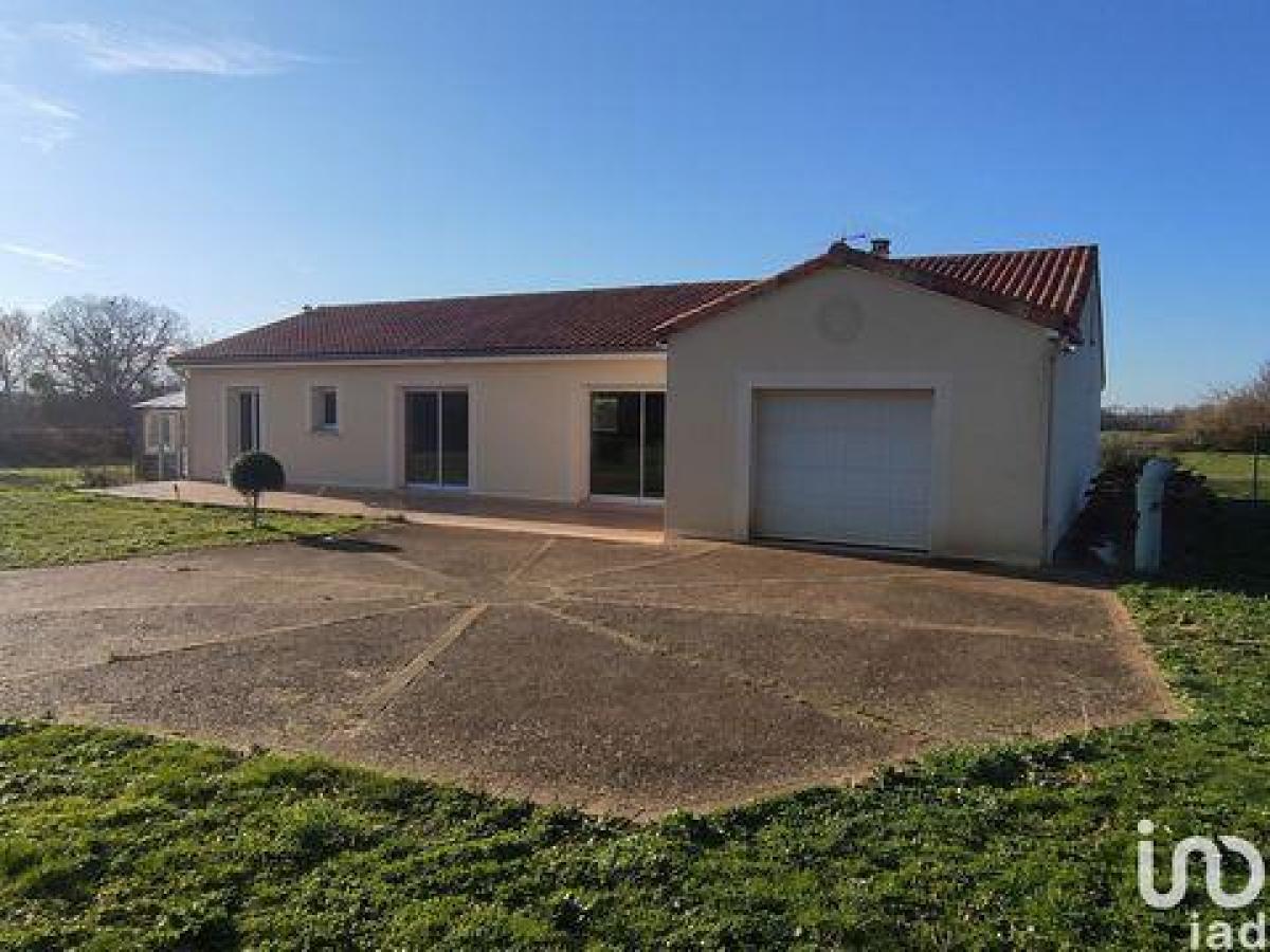 2 bedrooms House in Vivonne, France No. 28421