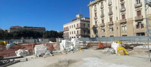 Коммерческая недвижимость с 1 комнатой в Лечче, Италия № 96778 3