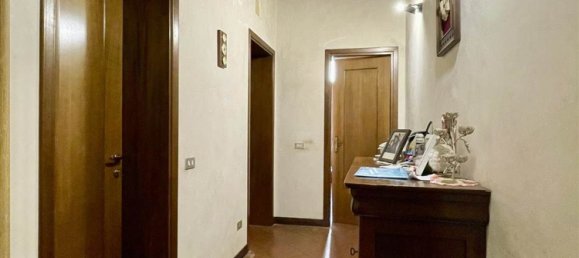 3 rooms Apartment in Mantua, Italy No. 250324 10