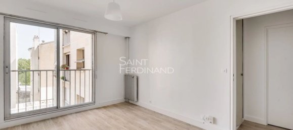 Studio in Paris, France No. 329863 2