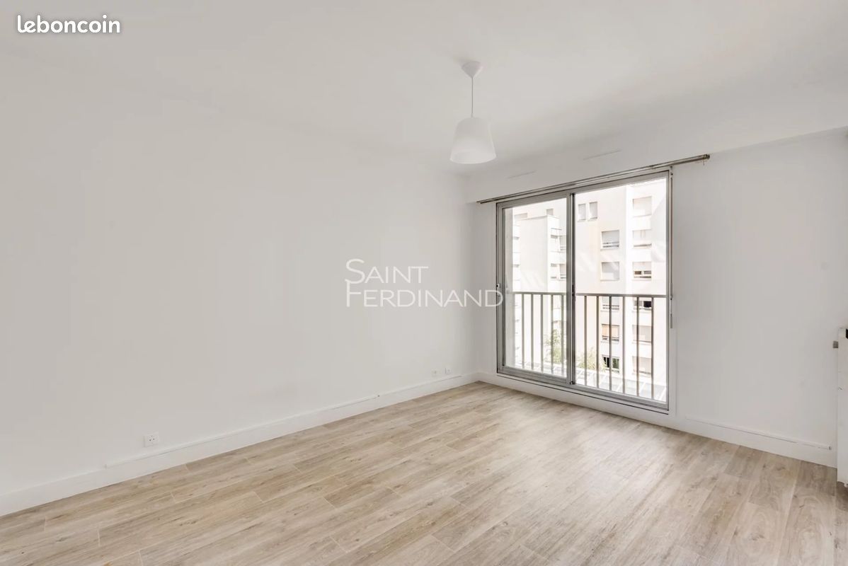 Studio in Paris, France No. 329863