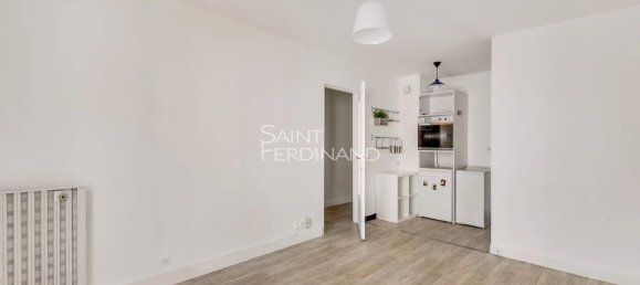 Studio in Paris, France No. 329863 3