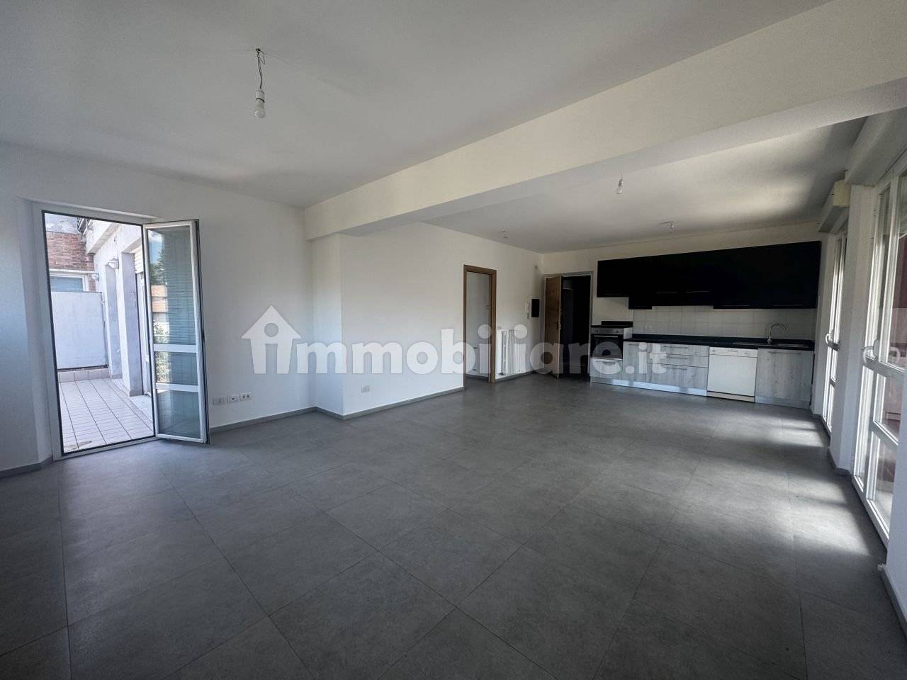 Квартира с 2 спальнями в Ези, Италия № 325760