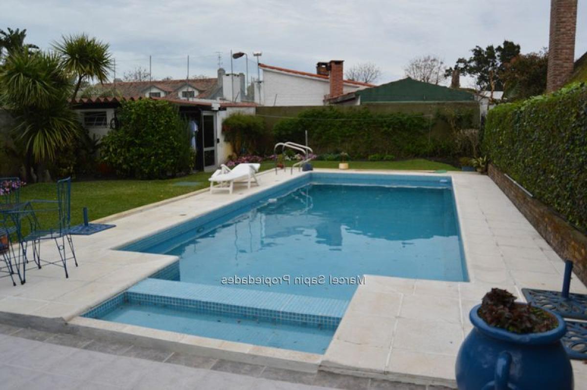 3 bedrooms House in Montevideo, Uruguay No. 4023