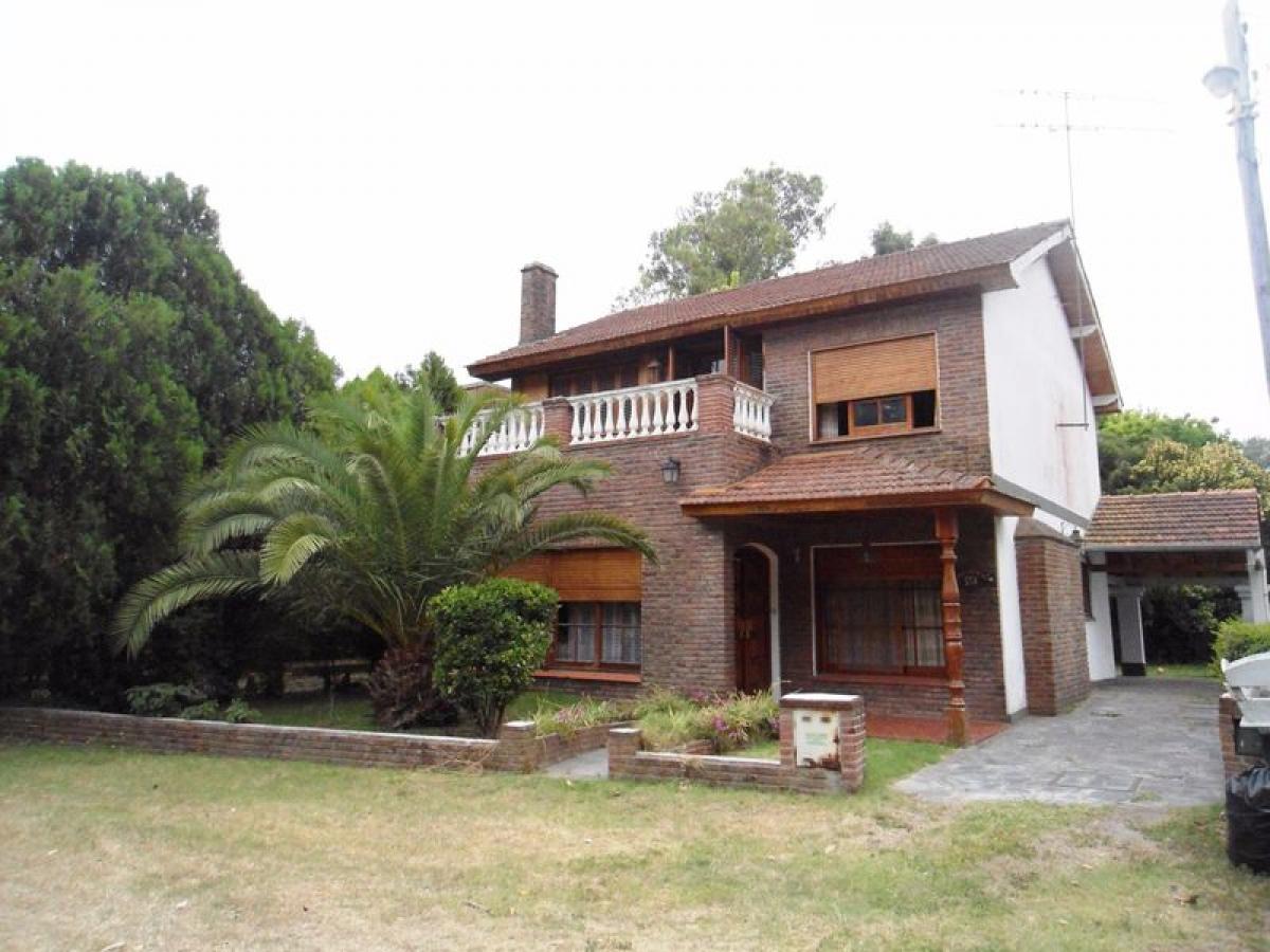 4 bedrooms House in Mar del Plata, Argentina No. 85977