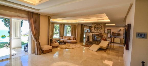 5 bedrooms Villa in Los Monteros, Spain No. 3237 4