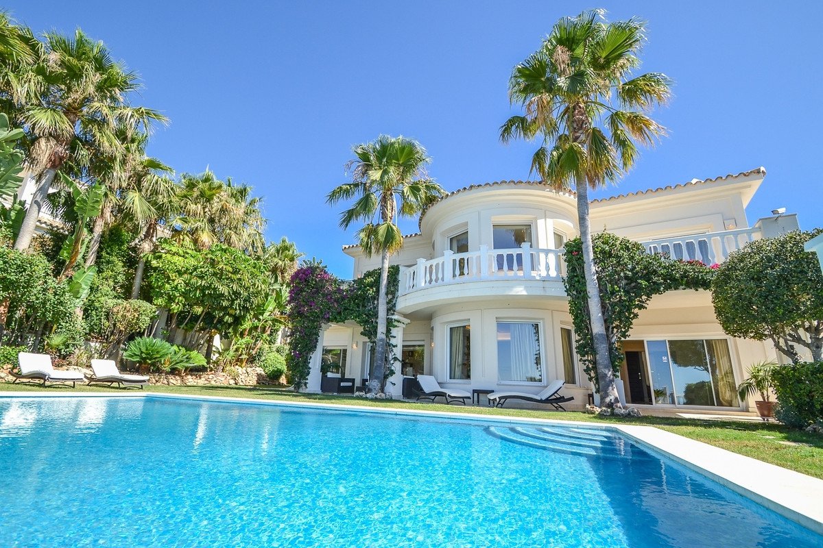 5 bedrooms Villa in Los Monteros, Spain No. 3237