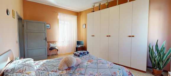 3 bedrooms House in Barga, Italy No. 237841 2