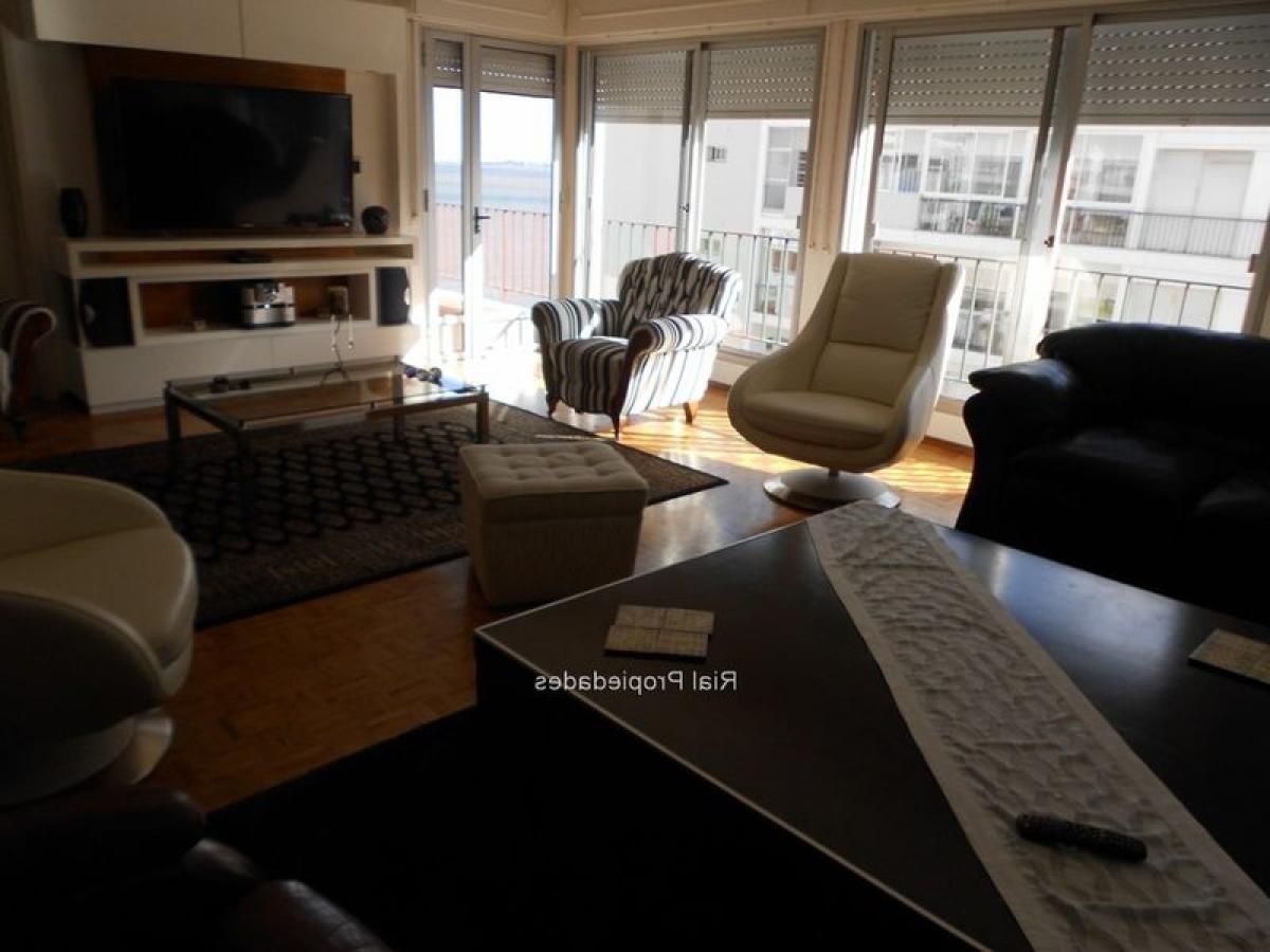 4 bedrooms Apartment in Montevideo, Uruguay No. 4265