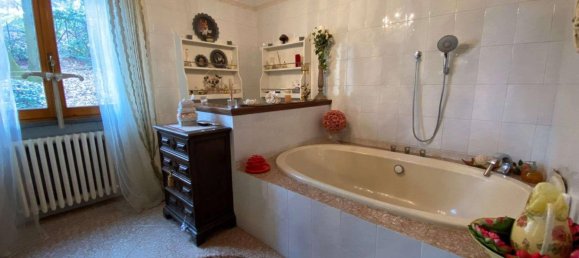 4 bedrooms House in Quattro Castella, Italy No. 123996 9