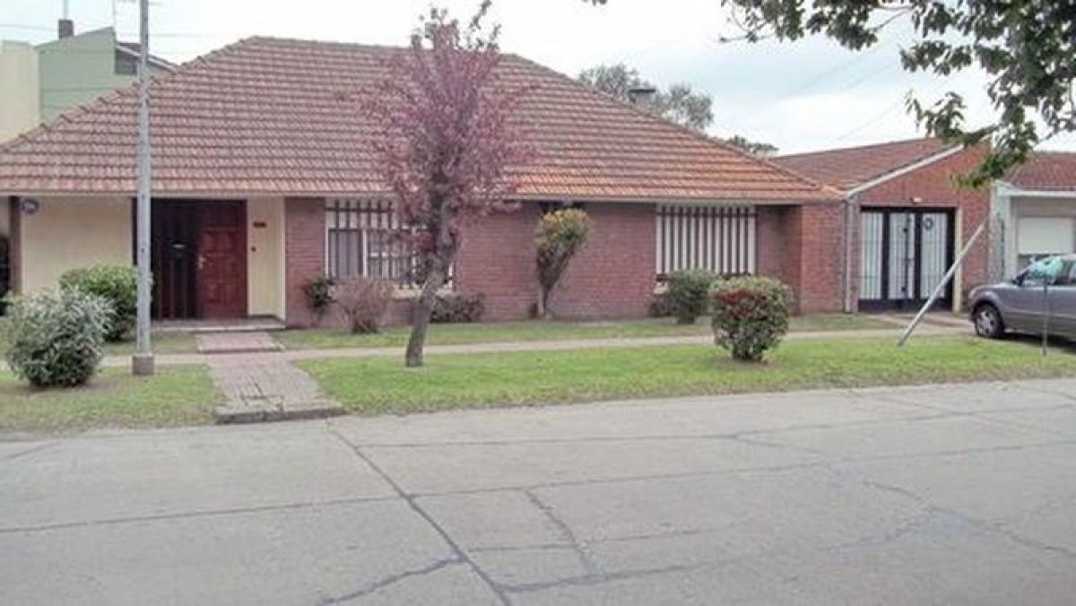 4 bedrooms House in Mar del Plata, Argentina No. 72121