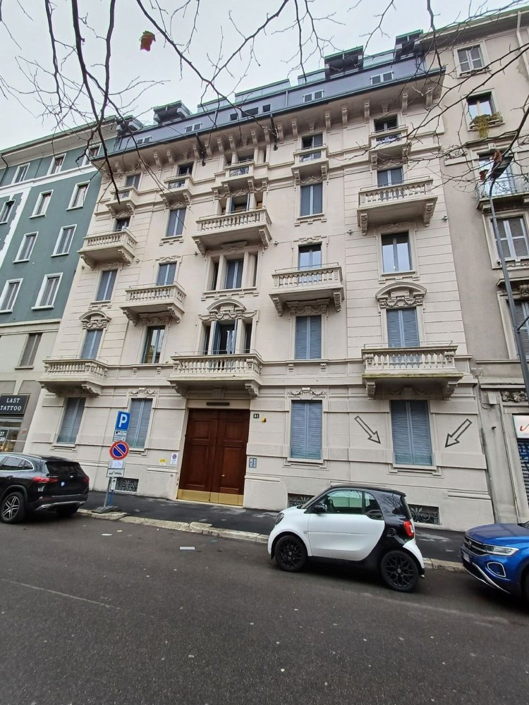 3 rooms Apartment in Milan, Italy No. 248028