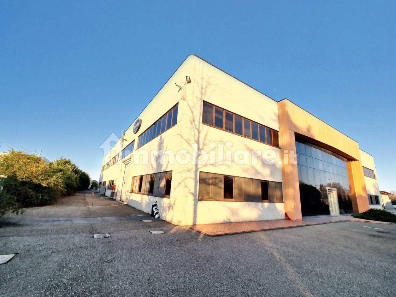 3407m² Warehouse in Castel Guelfo di Bologna, Italy No. 318865