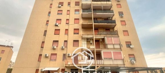 3 rooms Apartment in Palermo, Italy No. 72205 2