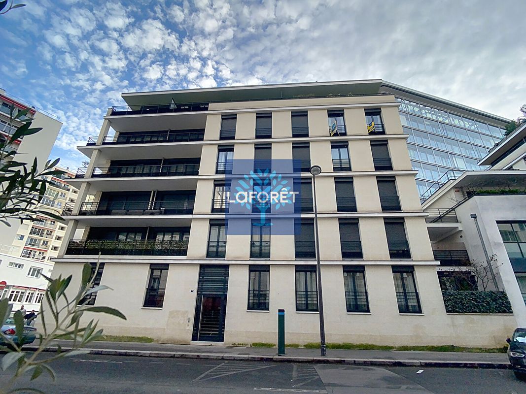 2 bedrooms Apartment in Paris, France No. 137961