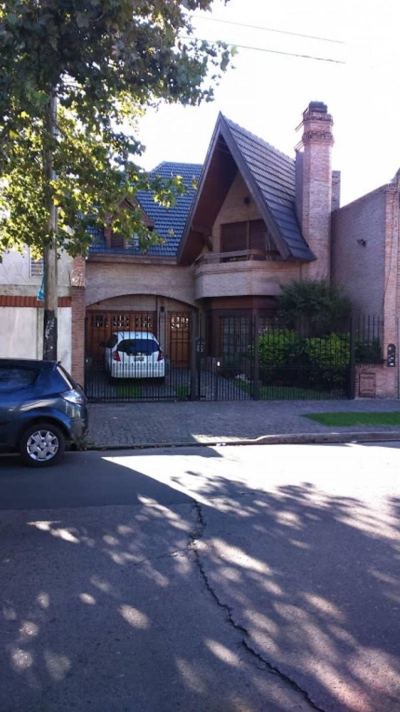 4 bedrooms House in Lanus, Argentina No. 16869