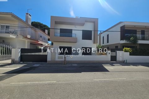 5 bedrooms Castles in Seixal, Portugal No. 313585