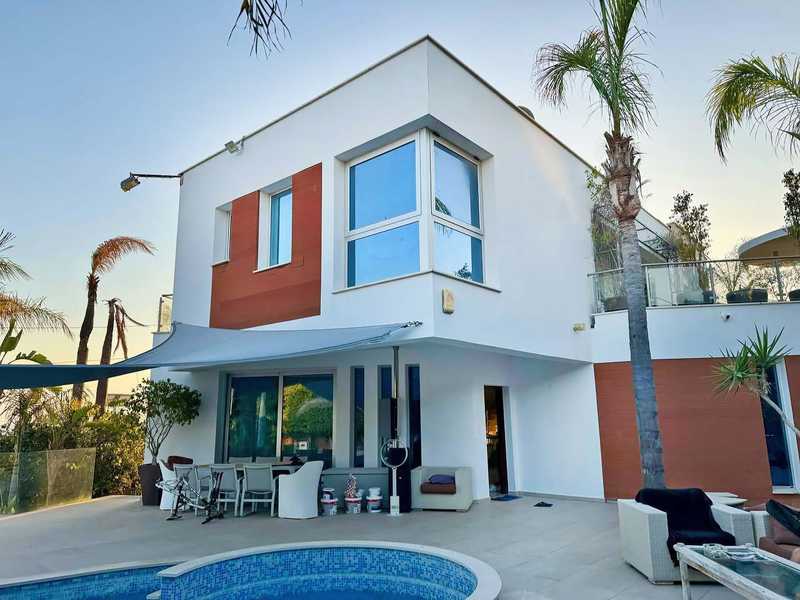 6 bedrooms Commercial property in Mesa Geitonia, Cyprus No. 18752