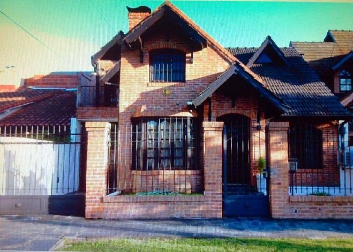 Casa de 3 dormitorios en Morón, Argentina No. 16847