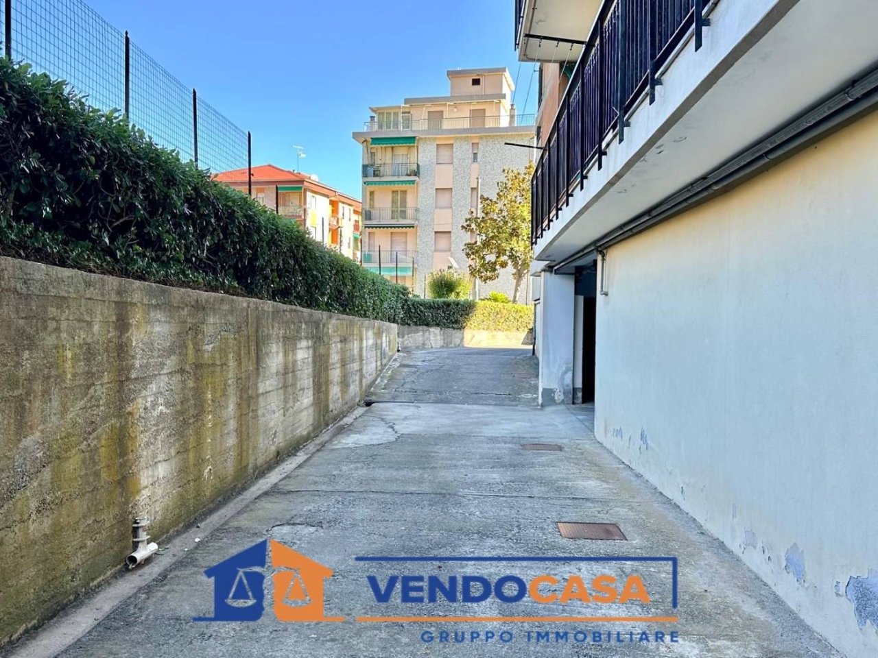 1-salle Garage à Borghetto Santo Spirito, Italy No. 156178