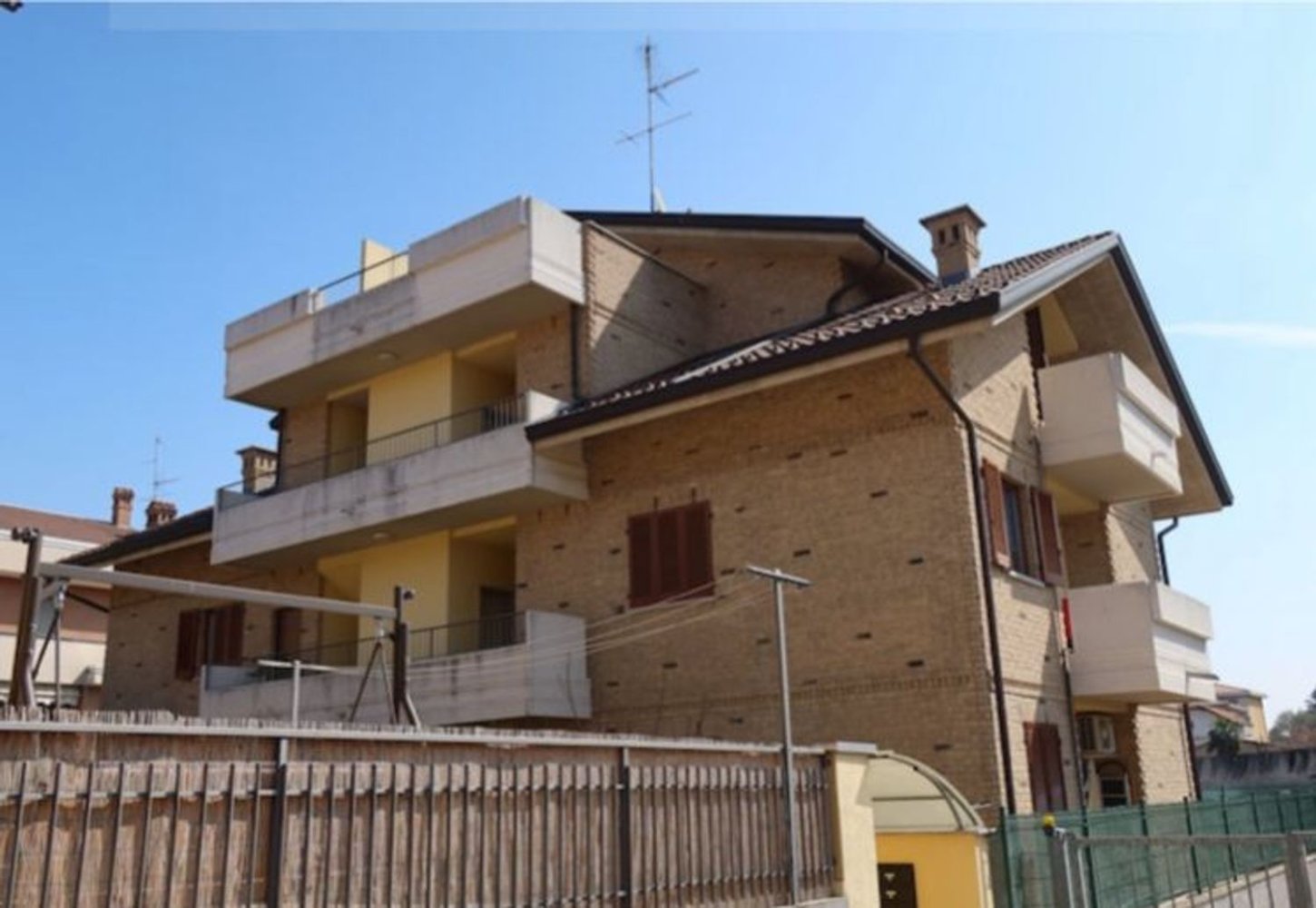 Dúplex de 4 habitaciónes en Limbiate, Italy No. 178302