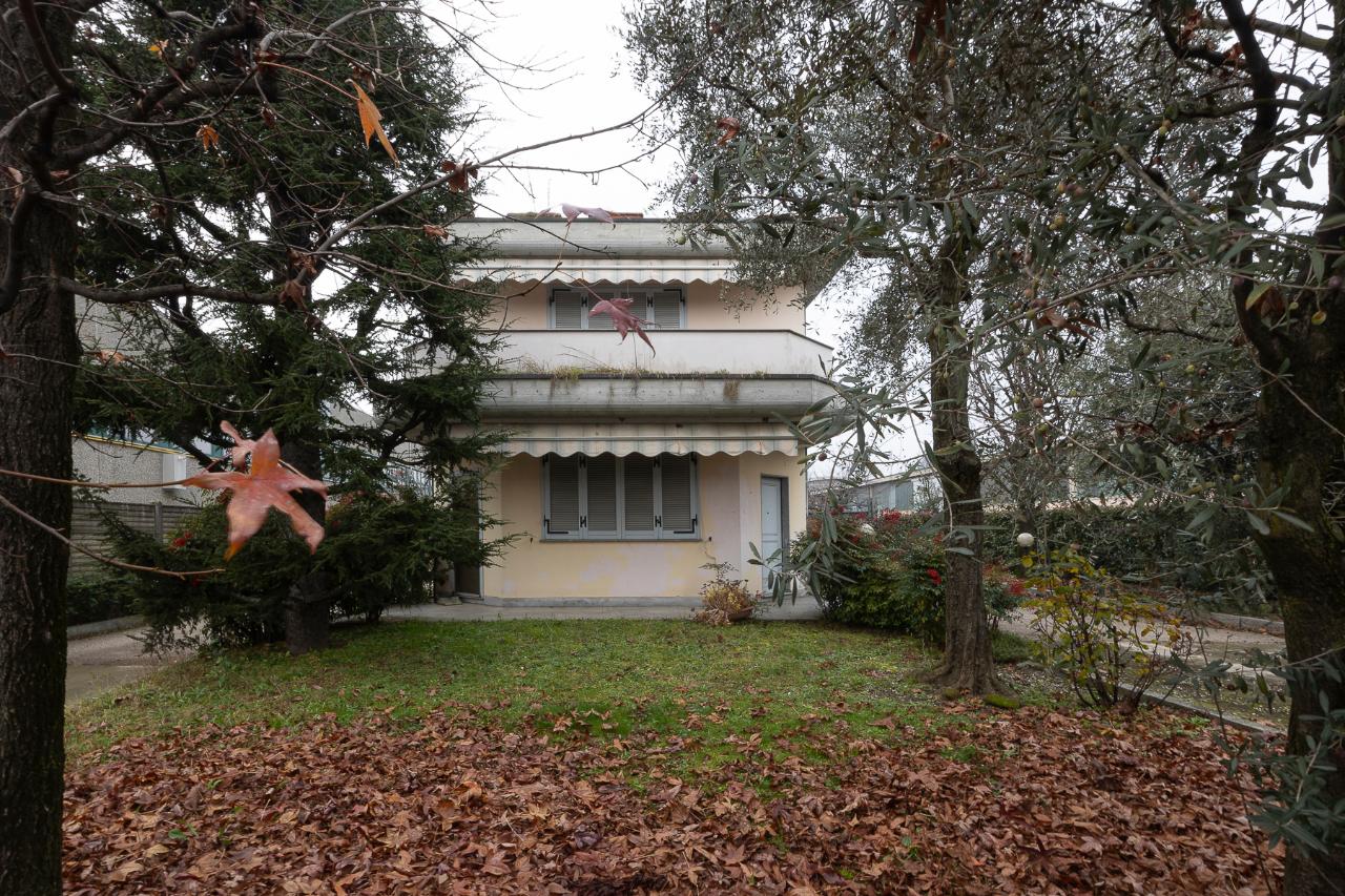 6 rooms Villa in Mesero, Italy No. 161721