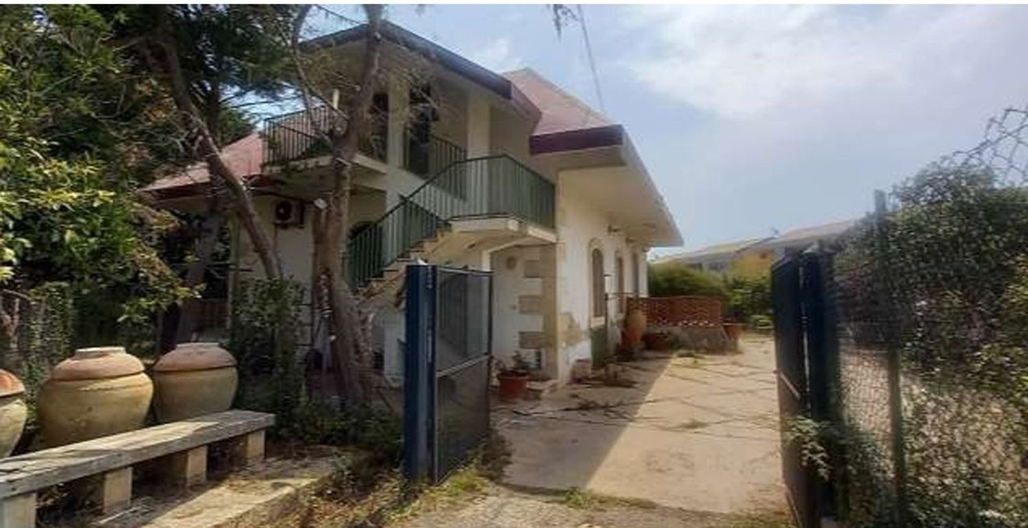 Дом с 7 комнатами в Авола, Италия № 38221