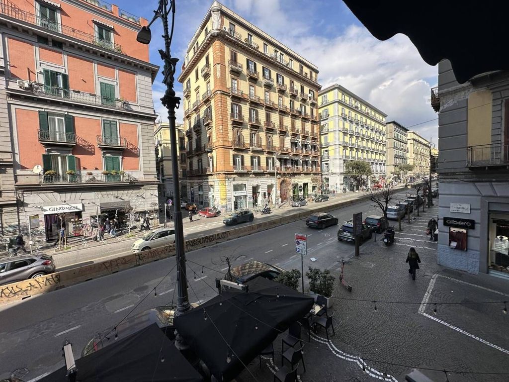 3 bedrooms Apartment in Naples, Italy No. 61004