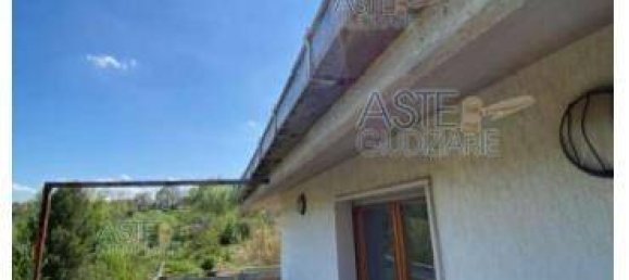 5 rooms Apartment in Teramo, Italy No. 95351 2