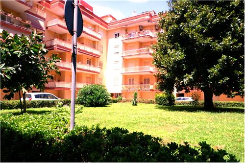 3 bedrooms Apartment in San Nicola la Strada, Italy No. 275944