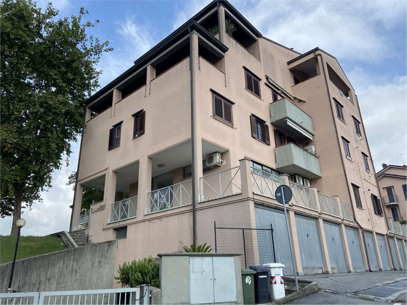 Propiedad comercial en Vaprio d'Adda, Italy 98 m² No. 364809