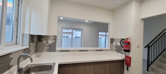 Moradia em banda T4 em Dubai Land, UAE N.º 2704 13