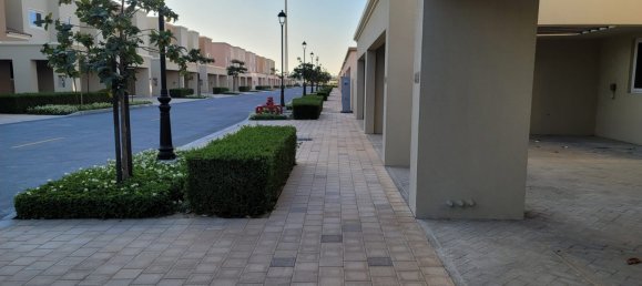 Moradia em banda T4 em Dubai Land, UAE N.º 2704 11