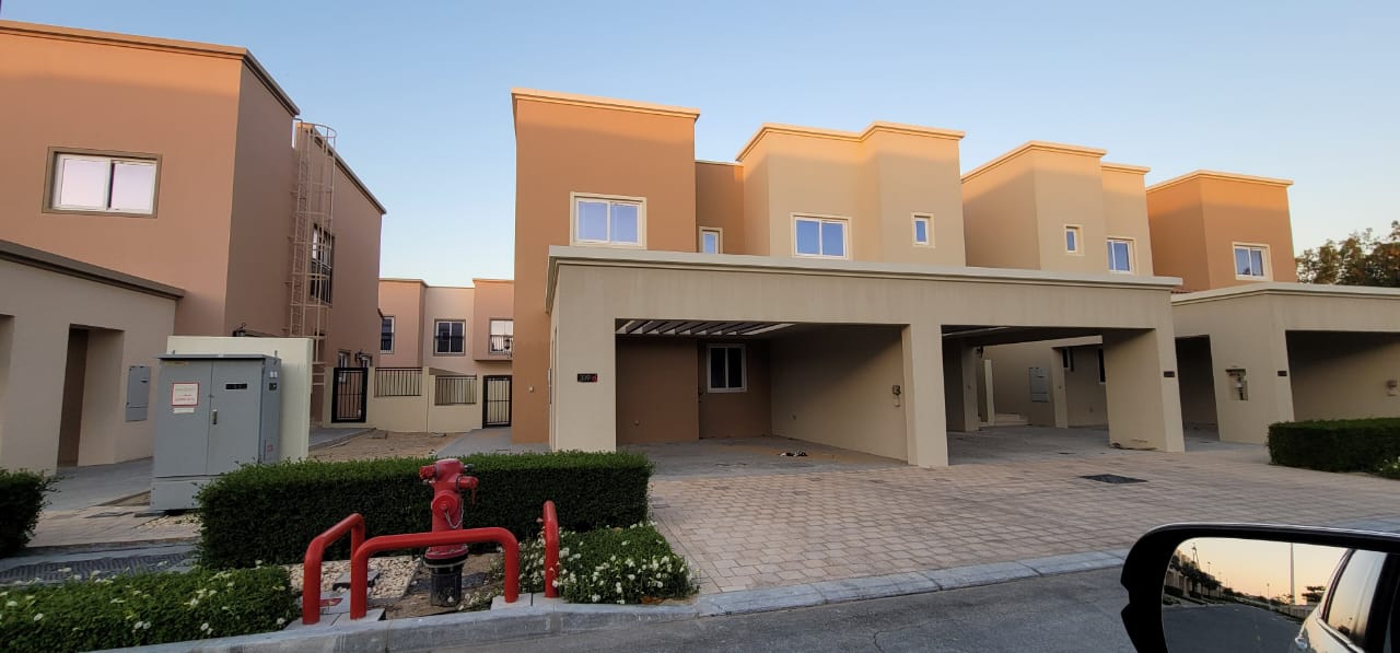 Moradia em banda T4 em Dubai Land, UAE N.º 2704