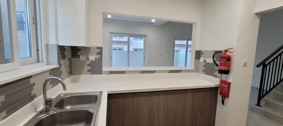 Moradia em banda T4 em Dubai Land, UAE N.º 2704 10